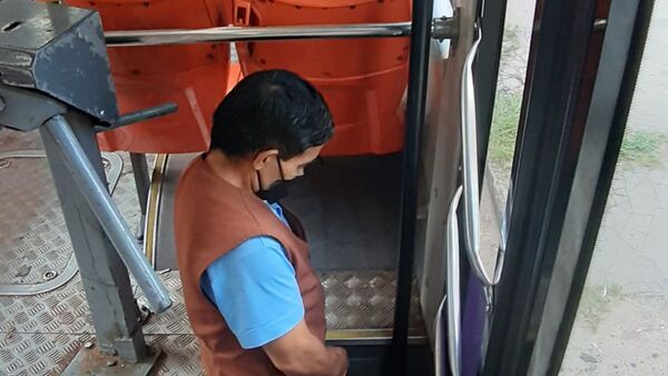 Escrachan a pasajero por hacer pipí en el colectivo