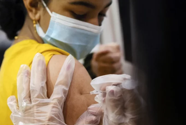 Pfizer estudia tercera dosis de vacuna en menores de 5 años