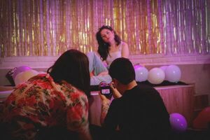Diversión sin preocupaciones en videoclip de “Bay City” de Ross