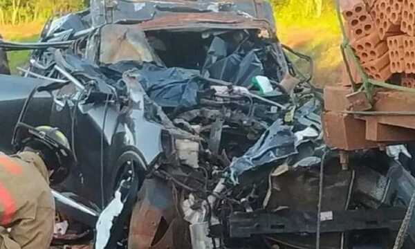 Naranjito: Pareja de comerciantes mueren en un violento choque - OviedoPress