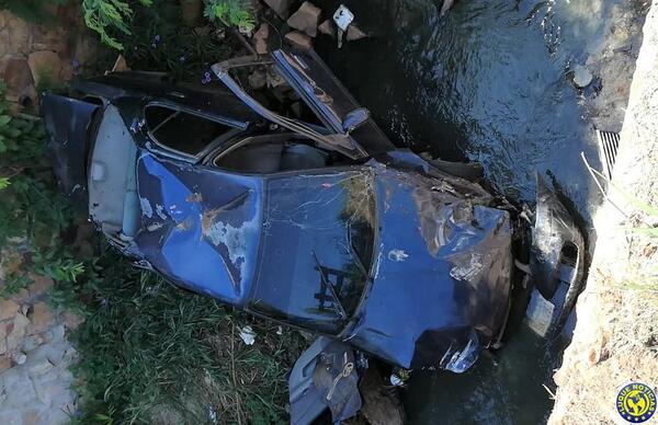Auto cae de un puente a un arroyo en Luque •