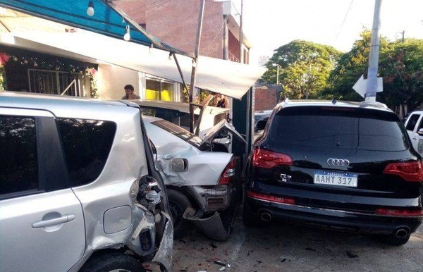 Diario HOY | Buscan a conductor de una camioneta que atropelló y mató a una mujer
