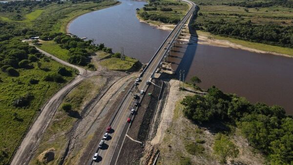 Ñeembucú: Conductores emocionados con apertura del puente más largo