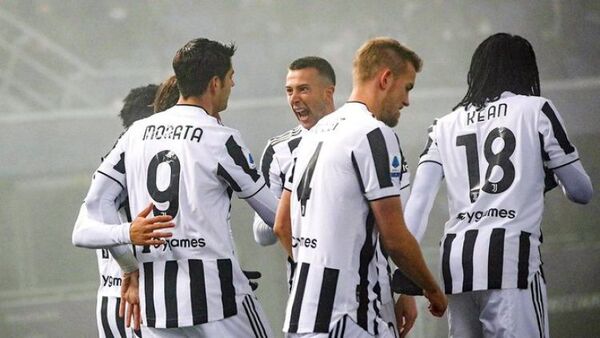 Juventus se impone en la niebla de Bolonia