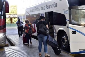 Buses salen y vuelven llenos desde Argentina luego de la reapertura de fronteras terrestres - Nacionales - ABC Color