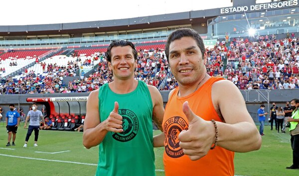 La increíble ovación a Salvador Cabañas en el Defensores del Chaco
