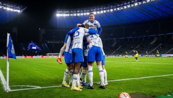 Hertha Berlín sorprende al Borussia Dortmund