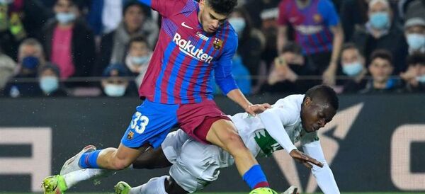 Barcelona ganó 3-2 a Elche y Ocampos dio el triunfo a Sevilla ante Atlético Madrid