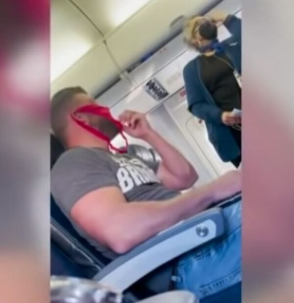 Usó una tanga como tapabocas para intentar abordar un vuelo