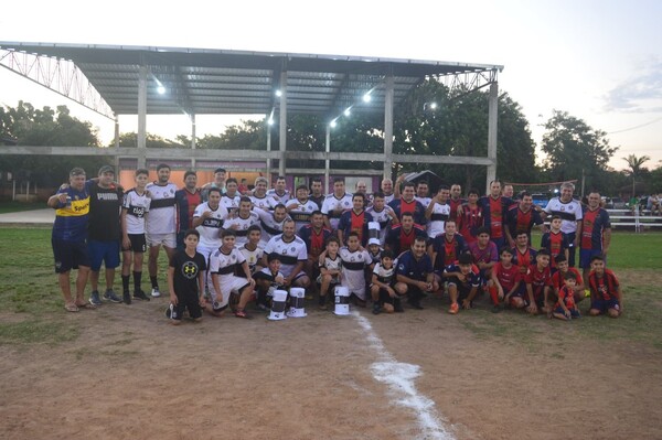 En el Club Social Deportivo 25 de Diciembre, despidieron el año con encuentro futbolístico y cena show - Noticiero Paraguay