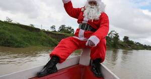 La Nación / Papá Noel llega en lancha en la Amazonia de Brasil