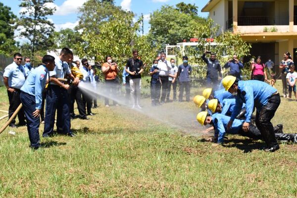 Juran nuevos bomberos voluntarios en Puerto Antequera - Nacionales - ABC Color