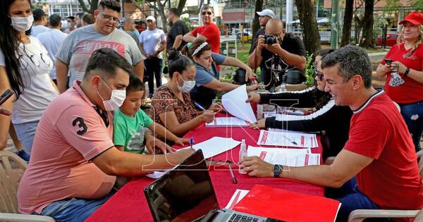 La Nación / Santiago Peña invitó a jóvenes a unirse al proceso y a elegir representantes