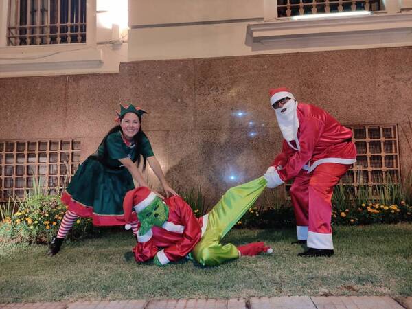 Crónica / Papá Noel te entrega regalos para el dindindon con o sin el ¡Grinch!