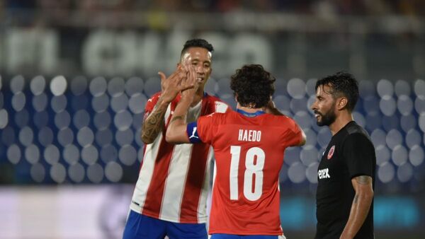 Lucas Barrios tira un guiño al fútbol paraguayo