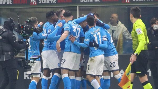Napoli triunfa con polémica en San Siro