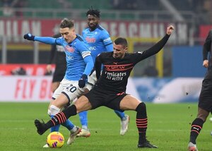 Nápoli vence al Milan, lo alcanza como escolta pero Inter se aleja