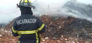 Bomberos de Encarnación en alerta tras incendio de gran magnitud en el vertedero municipal - Nacionales - ABC Color