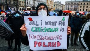 Miles protestan en Polonia en rechazo a ley sobre medios