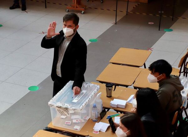 Izquierdista Boric gana la Presidencia chilena con más del 55 % de los votos - Mundo - ABC Color