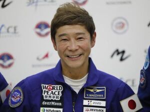 Turista japonés sale de la Estación Espacial Internacional