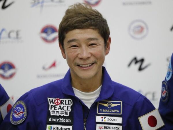 Turista japonés sale de la Estación Espacial Internacional