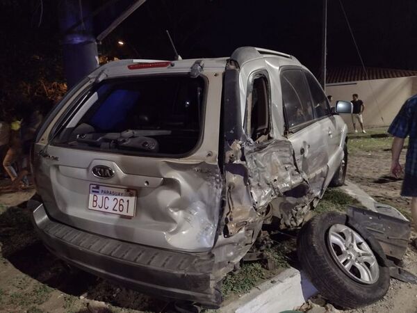 Choque y vuelco de vehículos en San Bernadino deja daños materiales - Nacionales - ABC Color