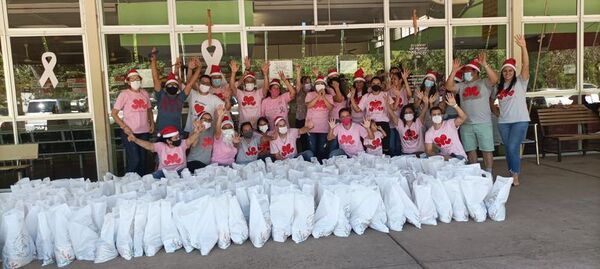 Voluntarios llevan espíritu navideño al hospital del Cáncer con donaciones - Nacionales - ABC Color