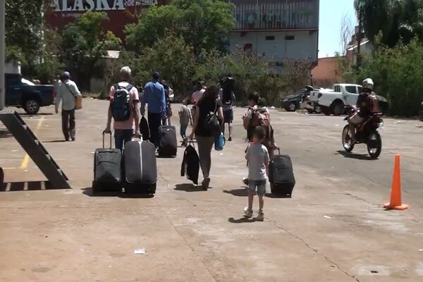 Los abrazos y los “te extrañé” retumban en la Aduana paraguaya con la llegada de miles de compatriotas