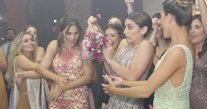 Con una cara de pánico Kassandra Frutos recibió el ramo de novia