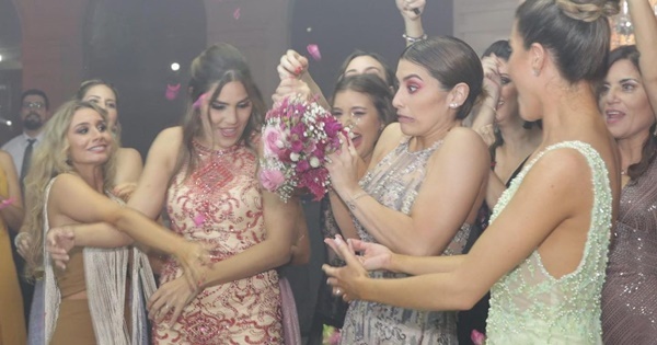 Con una cara de pánico Kassandra Frutos recibió el ramo de novia