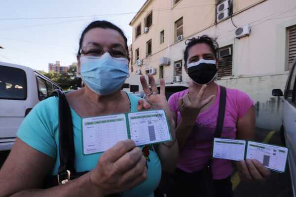 Masiva concurrencia de personas para recibir la tercera dosis anticovid - .::Agencia IP::.