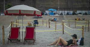 La Nación / Lima divide sus playas con cercados de cuerdas para evitar contagios