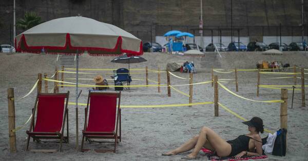 La Nación / Lima divide sus playas con cercados de cuerdas para evitar contagios