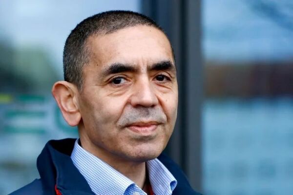 La vacuna de Pfizer estará adaptada para la variante Ómicron en marzo, dijo Ugur Sahin, CEO de BioNTech