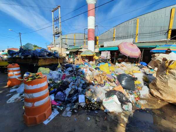 CENTRO COMERCIAL N°1 CONVERTIDO EN UN BASURAL - El Observador