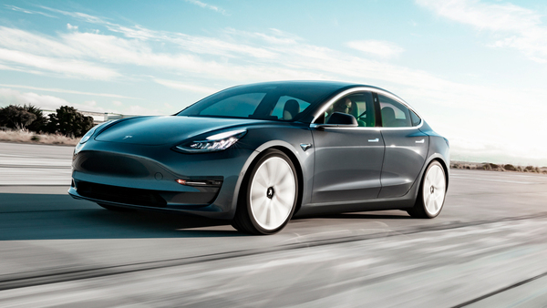 Un bebé nace en un Tesla mientras circulaba en piloto automático