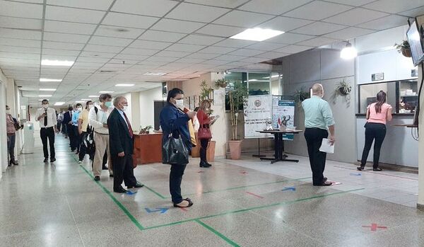 Separan de su cargo a contadora general de Tribunales e investigan desaparición de cheques - Nacionales - ABC Color