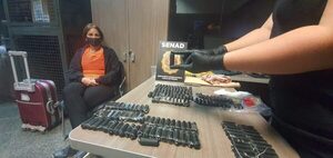 Una mujer intentó viajar a España con 150 cápsulas de cocaína pegadas a su cuerpo