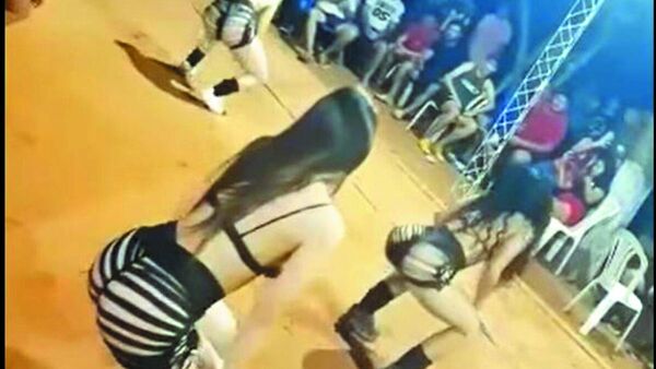 Bailarinas sexys en torneo de piki hacen pichar a doñas