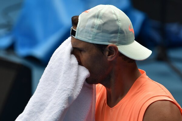 Nadal, positivo en covid-19, nuevo revés a un mes del Abierto de Australia