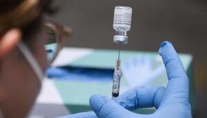 Terceras dosis: Masiva concurrencia de personas en vacunatorios
