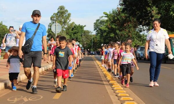 Agasajan a niños con corrida y entrega de regalos en Hernandarias