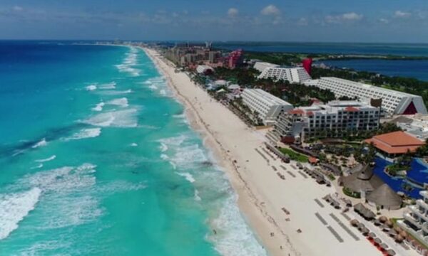 Estudiantes atrapados en Cancún por positivos de covid