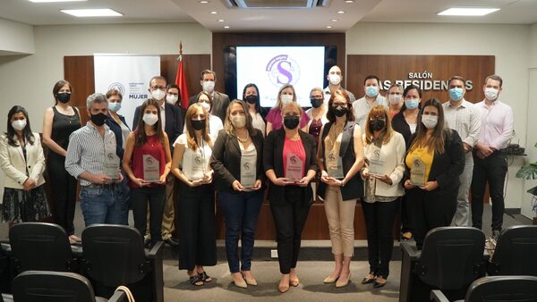 Ministerio de la Mujer entregó reconocimiento a empresas comprometidas con prevención de la violencia - .::Agencia IP::.