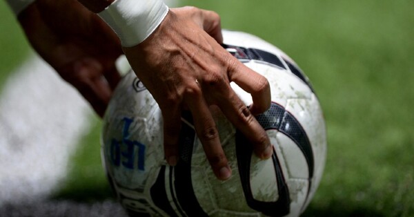 Premier League no suspenderá la competición pese al brote de Covid-19 en los clubes - SNT
