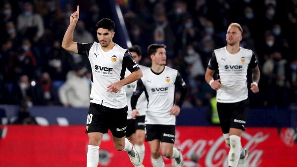 El Valencia remonta y deja al Levante hundido