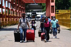 Clorinda-Falcón: más de 2.000 personas ingresaron a Paraguay el domingo - Nacionales - ABC Color