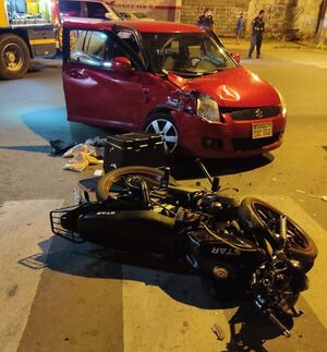 Motociclista en condición grave tras chocar contra vehículo sobre Félix Bogado - Nacionales - ABC Color