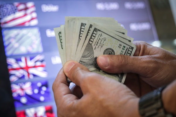 Ómicron hace caer un 2 % la bolsa de Sao Paulo y dispara el dólar en Brasil - MarketData